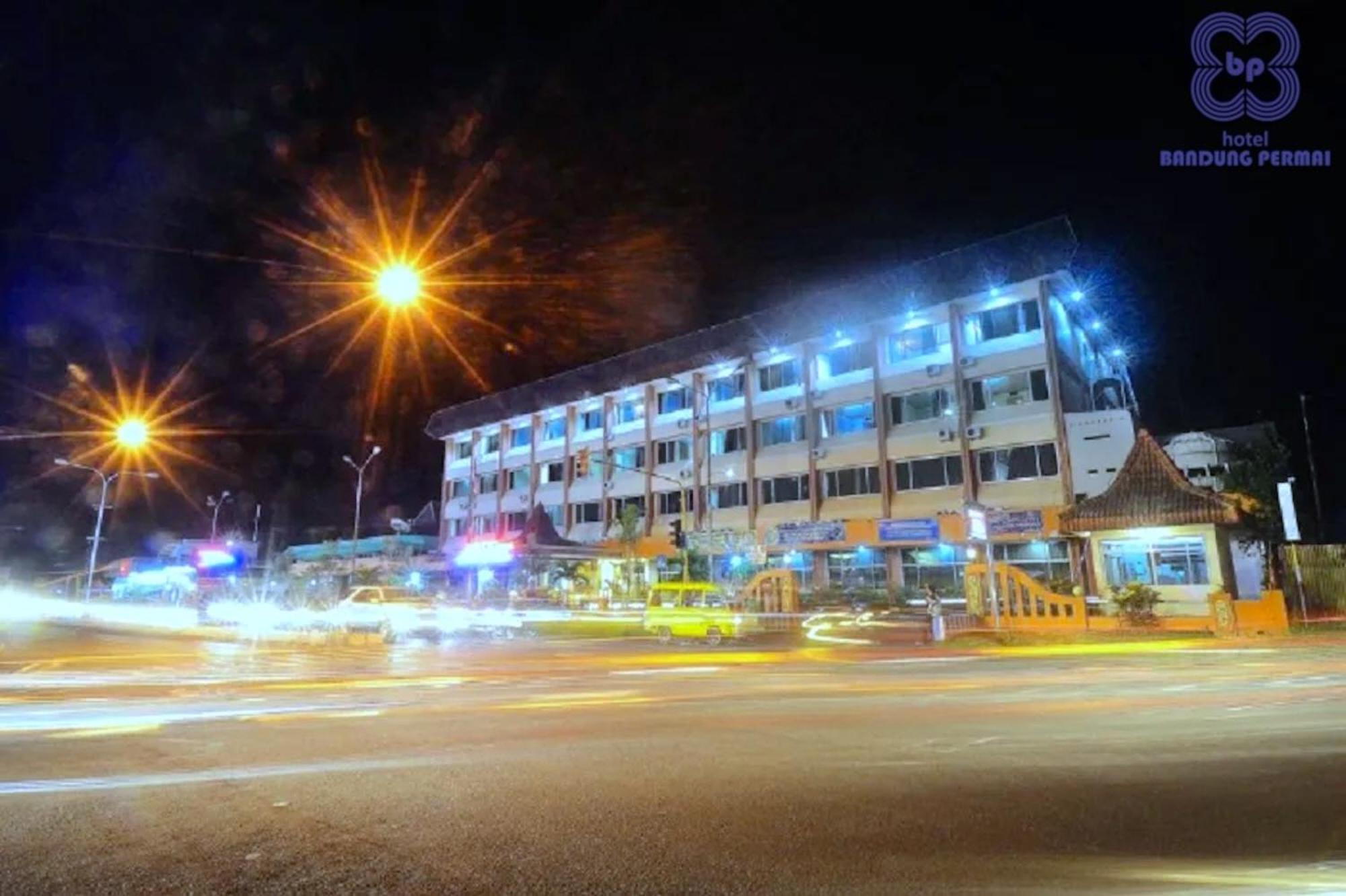Hotel Bandung Permai Jember Bagian luar foto