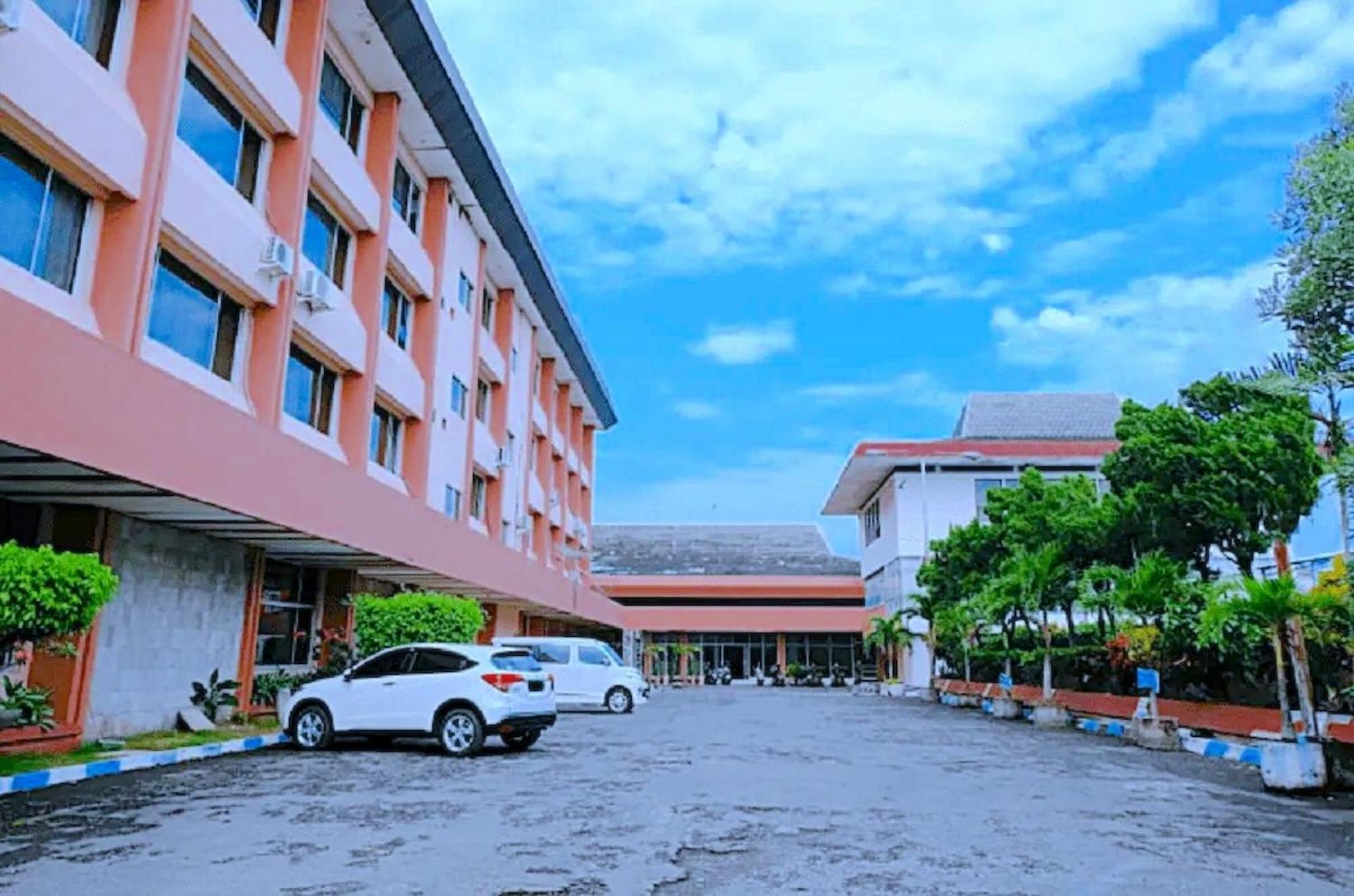 Hotel Bandung Permai Jember Bagian luar foto