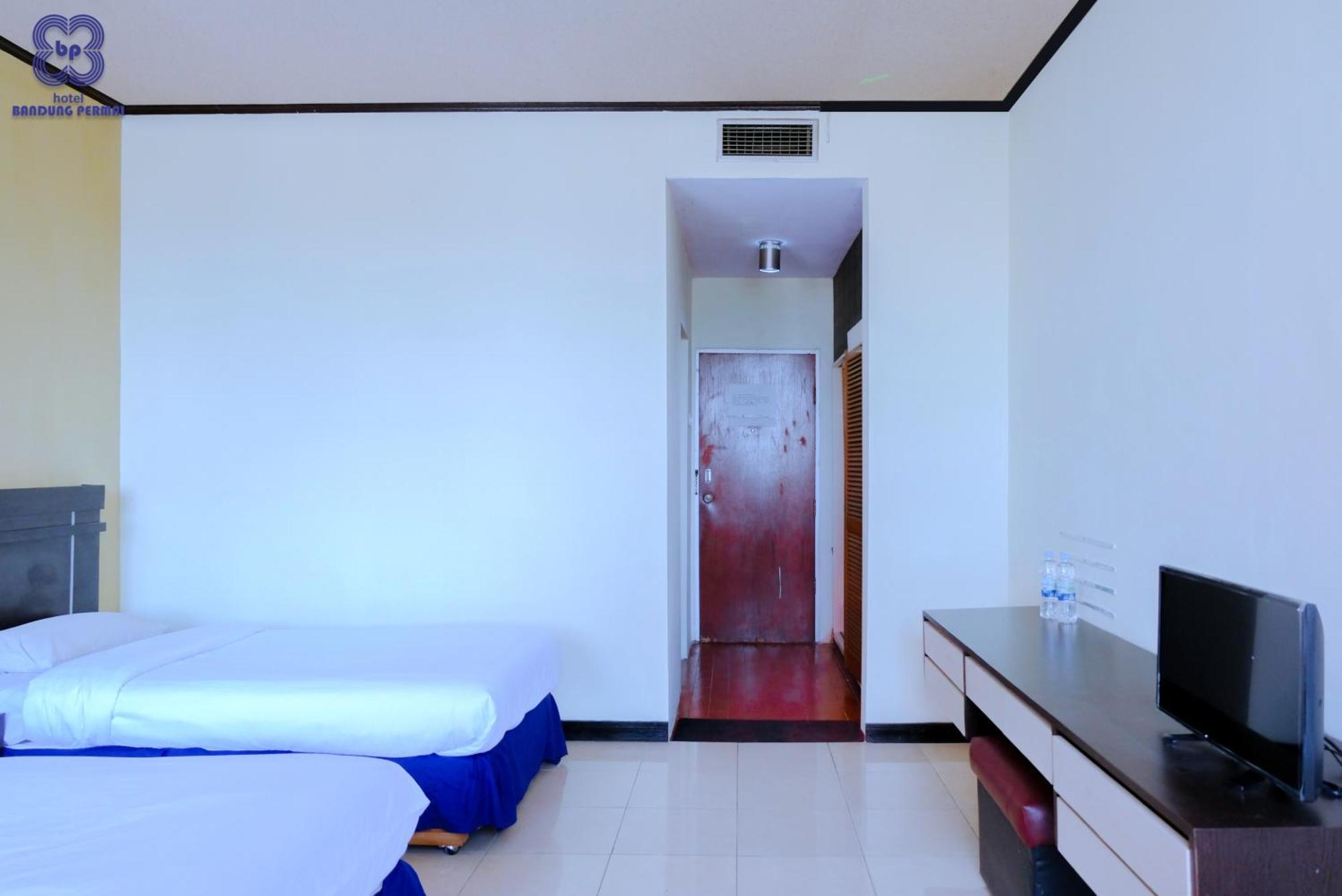 Hotel Bandung Permai Jember Bagian luar foto