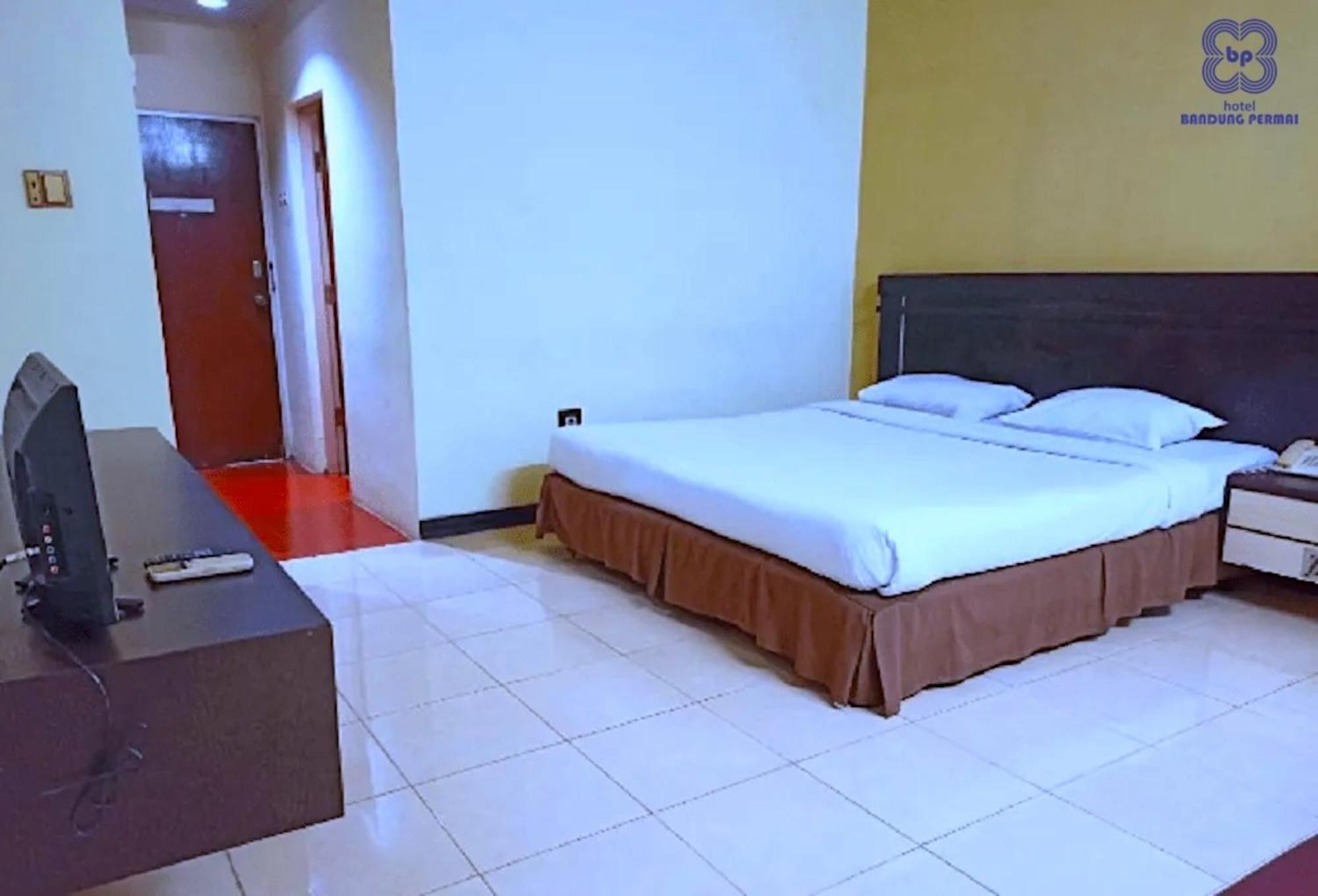 Hotel Bandung Permai Jember Bagian luar foto