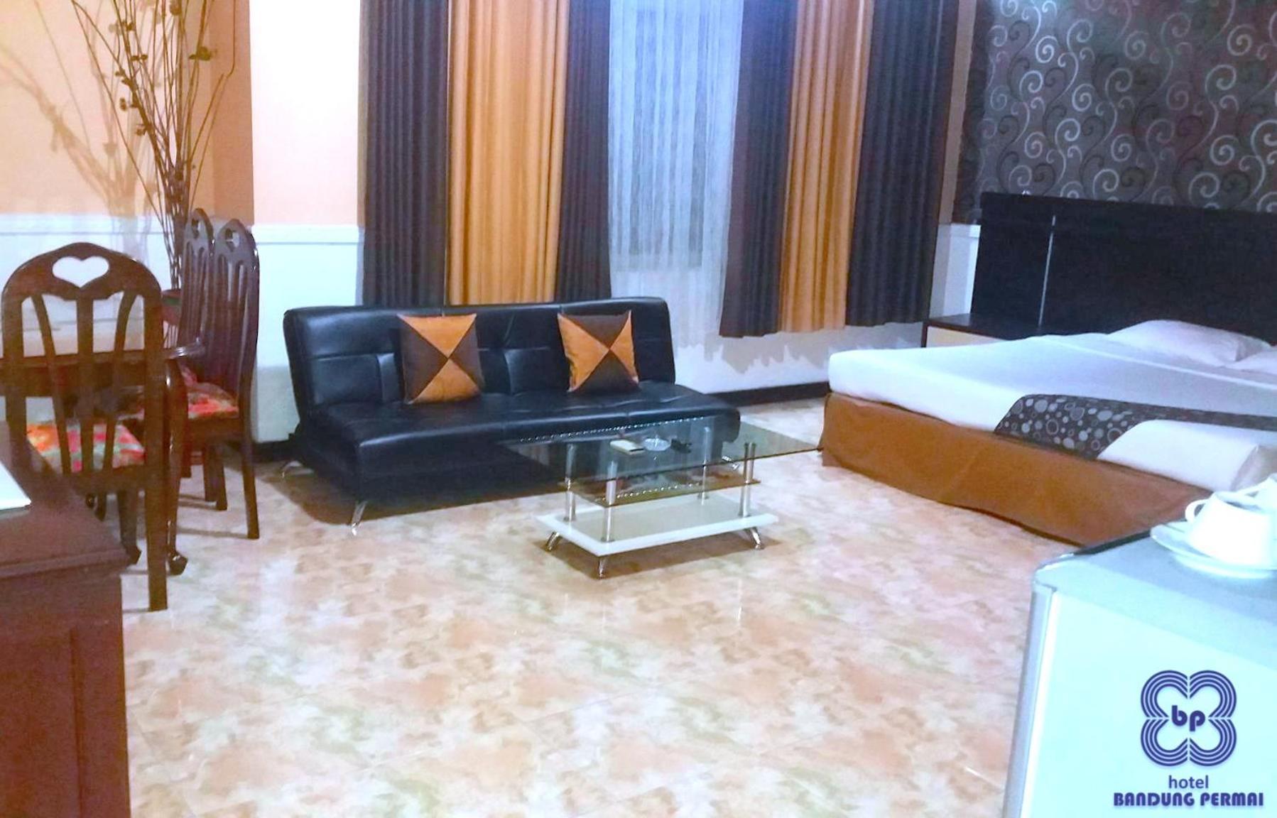 Hotel Bandung Permai Jember Bagian luar foto