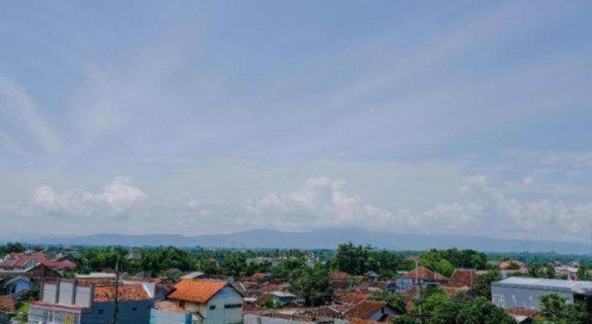 Hotel Bandung Permai Jember Bagian luar foto